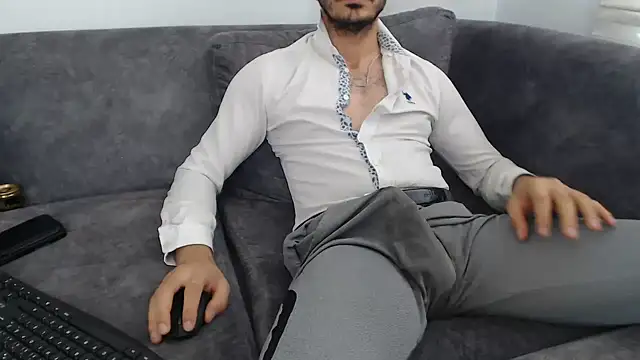 Naughtb0y live cam on StripChat