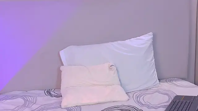 NaomiKlarc live cam on StripChat