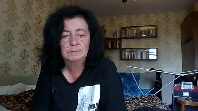 GypsiQueen2 live cam on StripChat