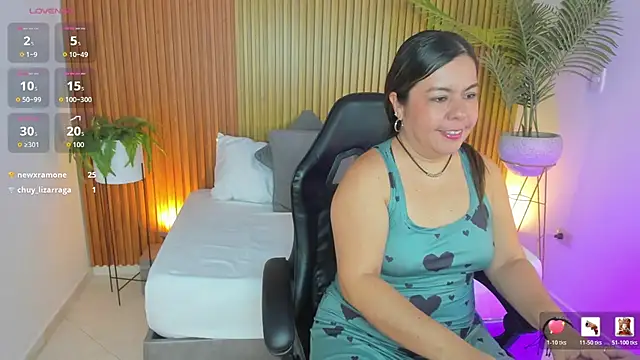 nahia_13 live cam on StripChat
