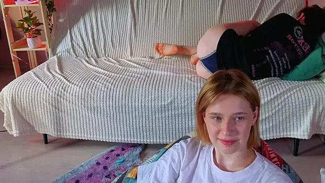 two_gerls_here webcam