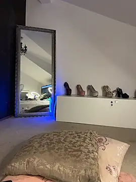 BellaKarma webcam
