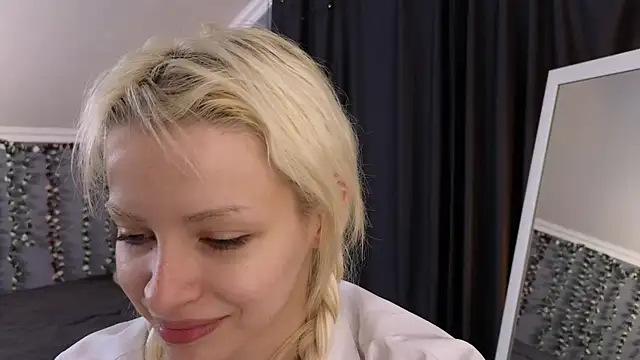 Naomi_Demio webcam