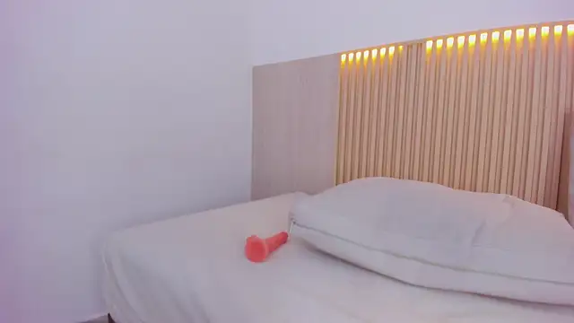 selena_holt webcam