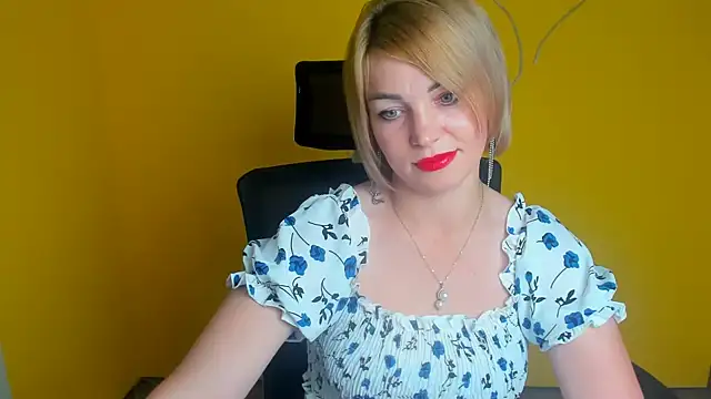 CuttieEmma webcam