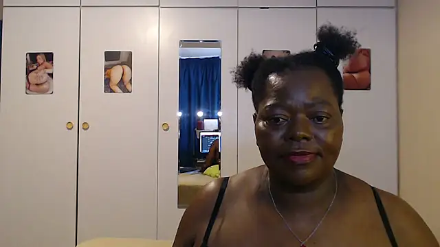 MatureBoobsDiva webcam