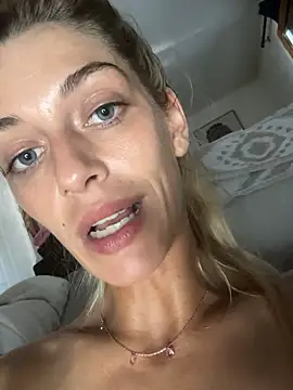 Bellalolahot webcam