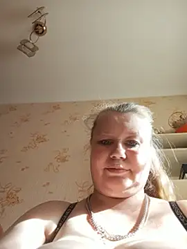 KiraStanton webcam