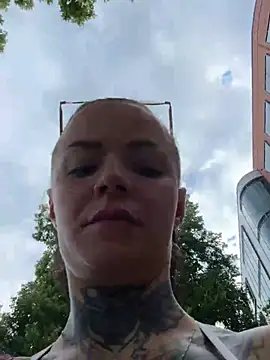 SkinnyLilly webcam