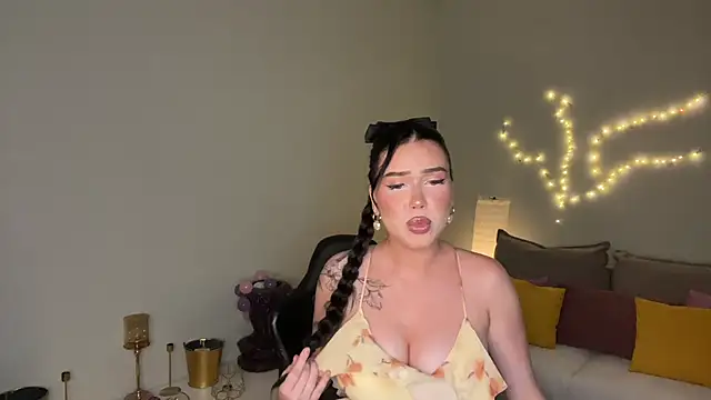 live nude webcam Mistress Of Hearts