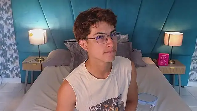 Aaron_Eze webcam