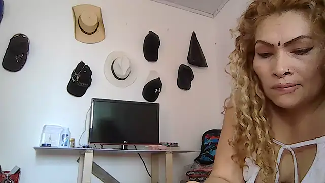 Layla-Astrum webcam