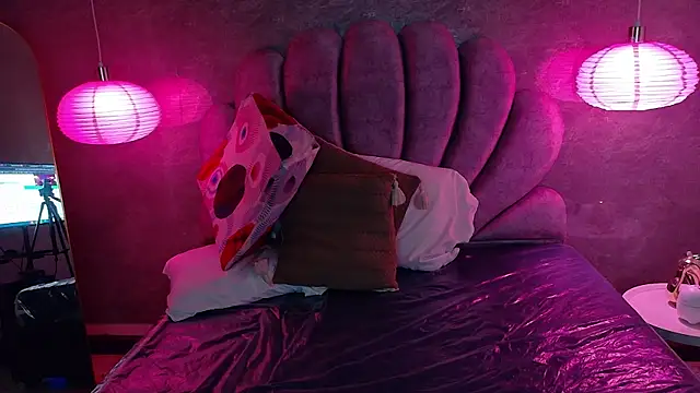 Bella-Sanders webcam