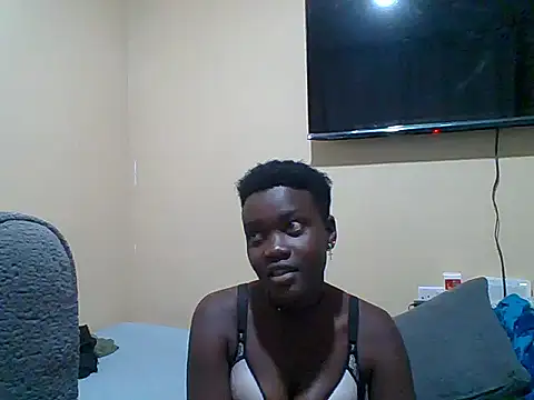 Pretty-Leaa webcam