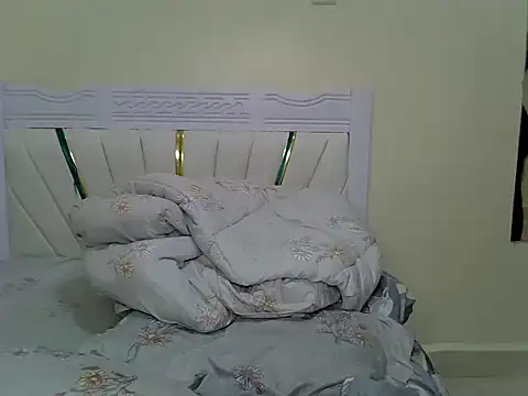 PetiteNoirrr Live Web Cam Show
