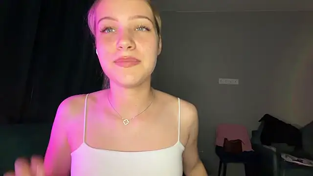 BlondeDoes webcam