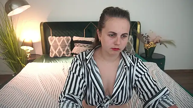 MikaFoxy webcam