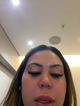 lariic Live Web Cam Show