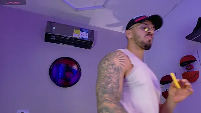 tony_muscle webcam