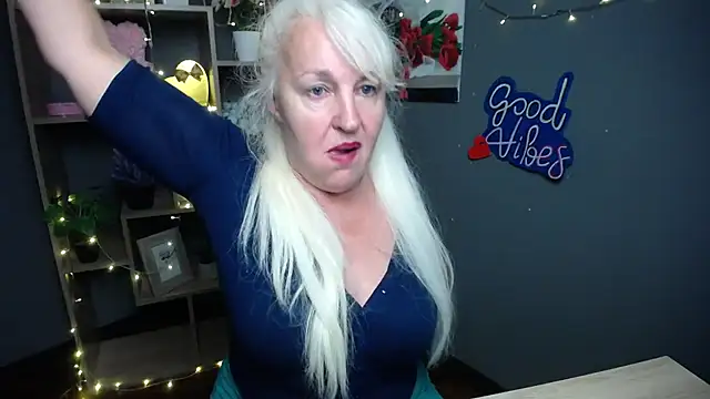 blondyleebest (F mature) - gold ring