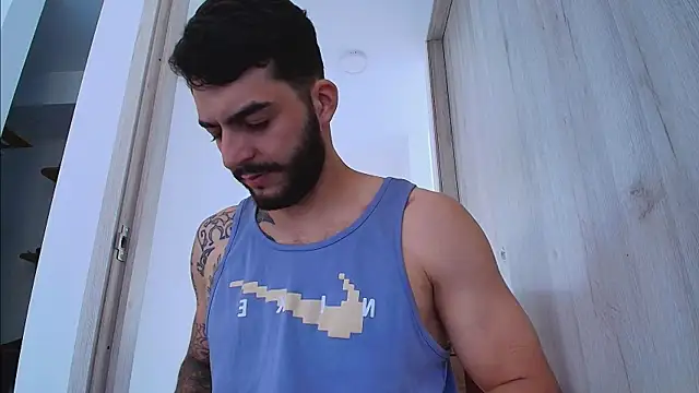 thomas_gun live cam on StripChat