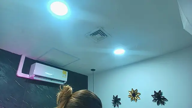 kissme_luna live cam on StripChat