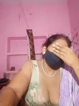 YAMUNA_033 live cam on StripChat