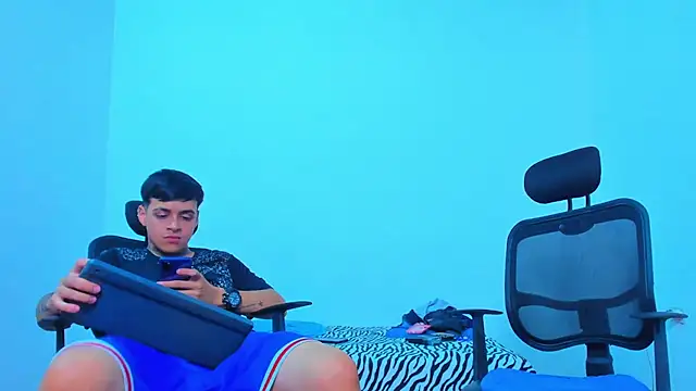 Thomas-Wil live cam on StripChat