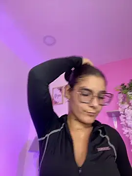 LauraRaider live cam on StripChat