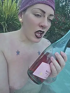 PinkTheHawk webcam