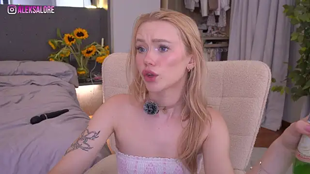 LexieLoree webcam