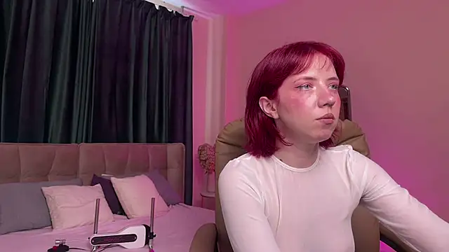 Love_is_Lola webcam