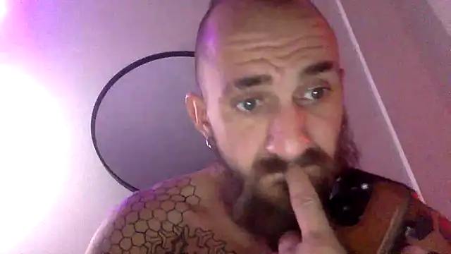 Bearlyfuckinglogan webcam