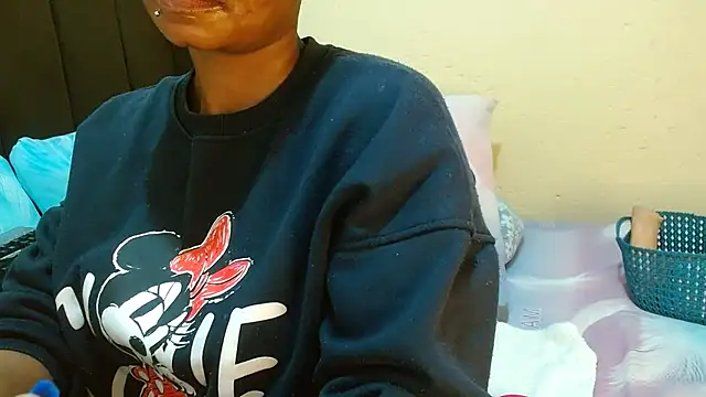 NaughtyLuux12 webcam