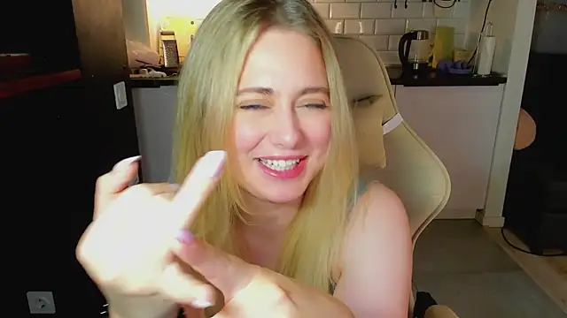 blonde_kellyy webcam