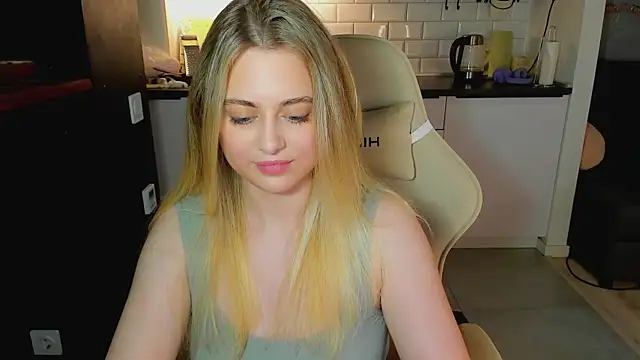 blonde_kellyy webcam