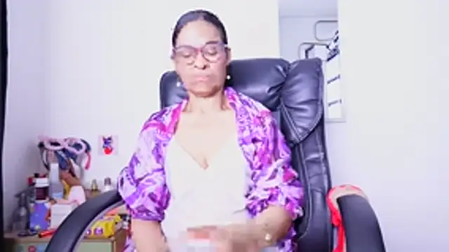Aries_Mature webcam
