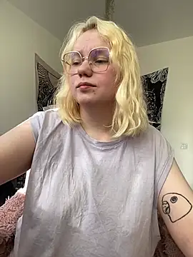 soft_focus busty curvy cam girl
