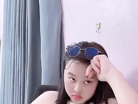 Elysia679 hourglass cam preview