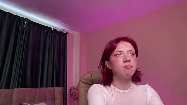 Love_is_Lola webcam