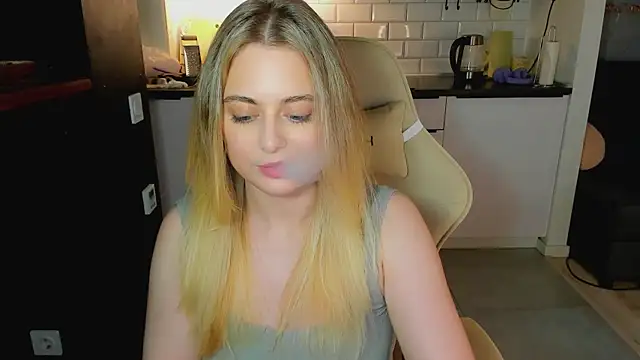 blonde_kellyy webcam