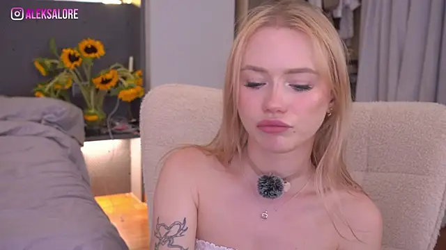 LexieLoree webcam