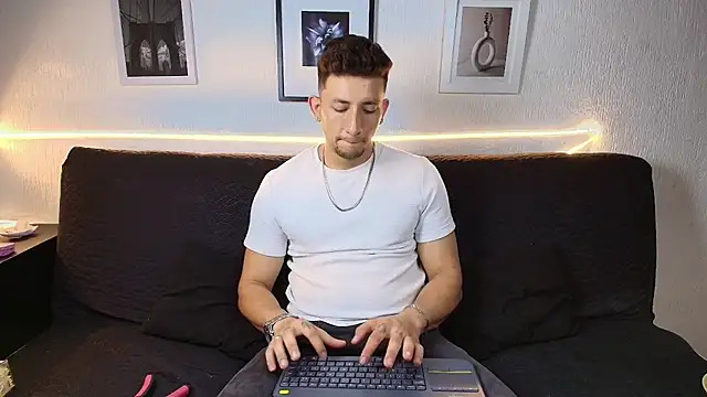 Sr_Maykol live cam on StripChat
