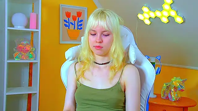 HannahHollis white blonde cam girl