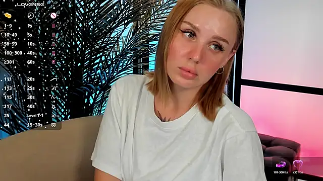 LianaFord facesitting webcam girl