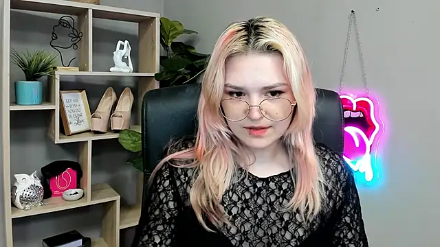 SweetLilyxo live interactive toy cam