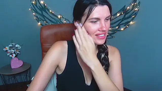 MilaLoona webcam