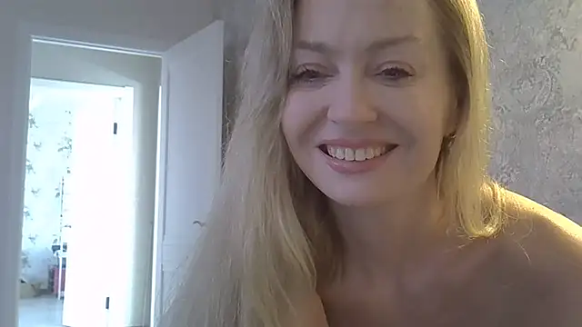 ZarinaSwift live cam on StripChat