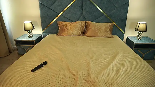 NikkiGoldSide webcam