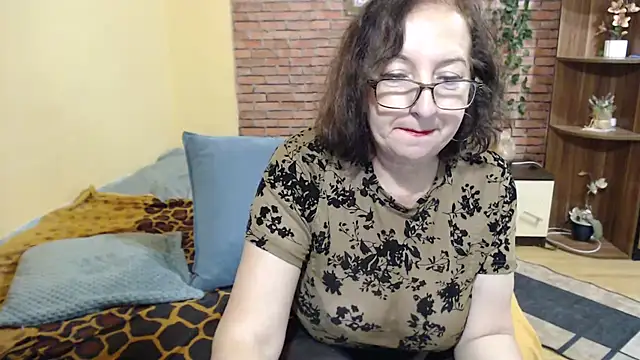 EvelyneFlirtyMilf webcam